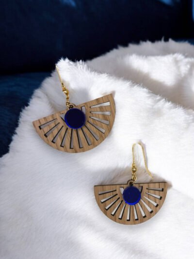 boucles d'oreilles en bois sensu chene bleu coussin blanc
